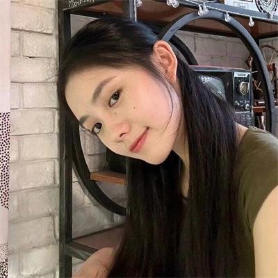 穿黄睡衣的女孩